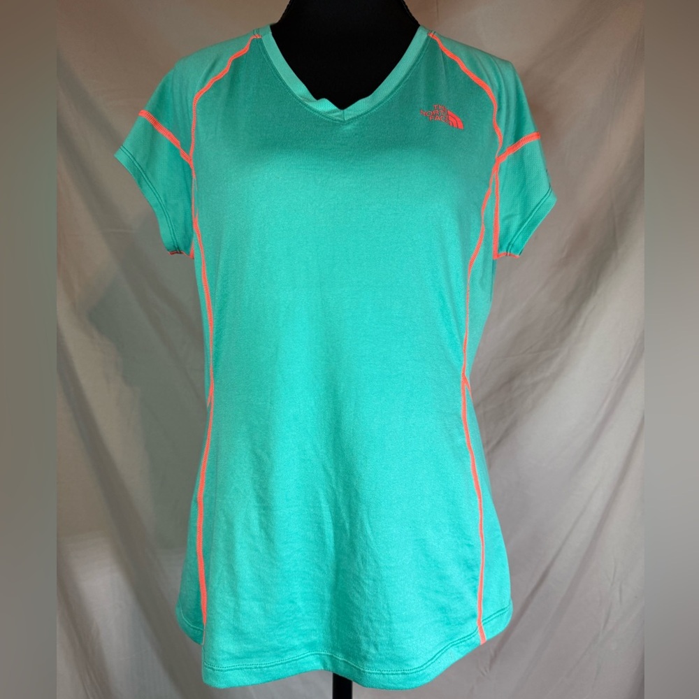 The North Face FlashDry Women’s V-Neck Training Tee 🧡🥾